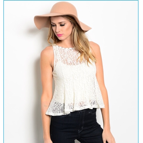Tops - ✅2 for $15✅5⭐️off white lace boho w/ studs